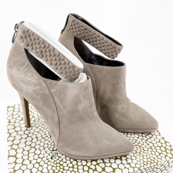 ✅ NWB ABS Lenna TAUPE Stiletto Suede Stud Cutout Ankle Booties Sz 10 - Picture 1 of 13
